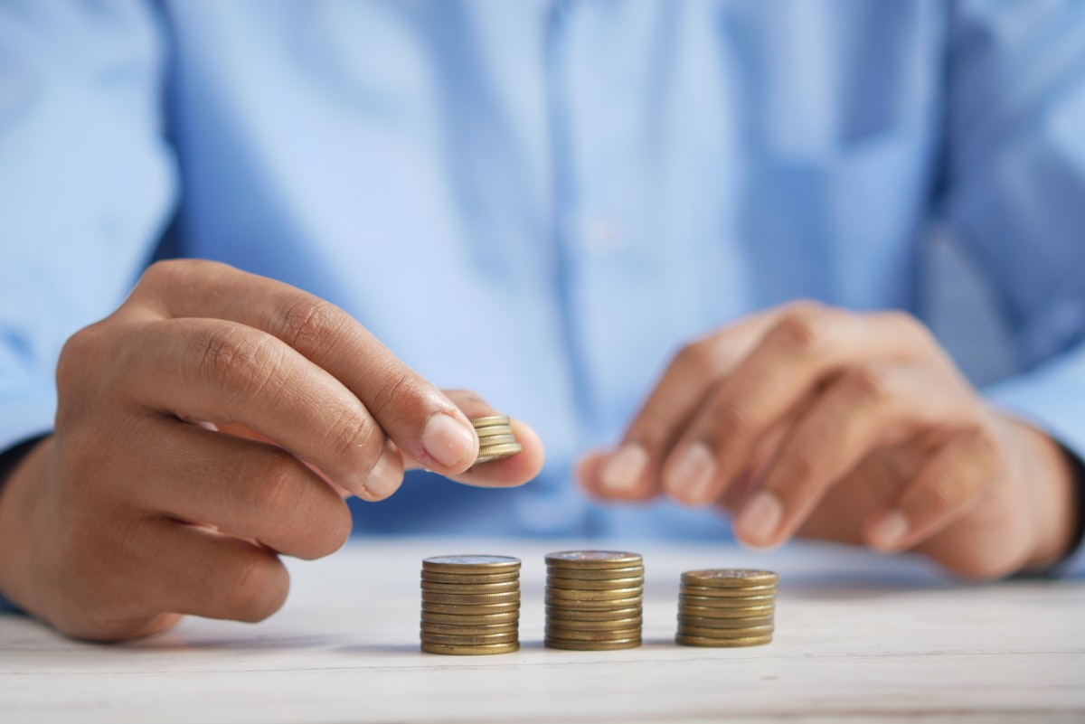 Balanced scale with stacked coins representing balanced risk in a diversified portfolio