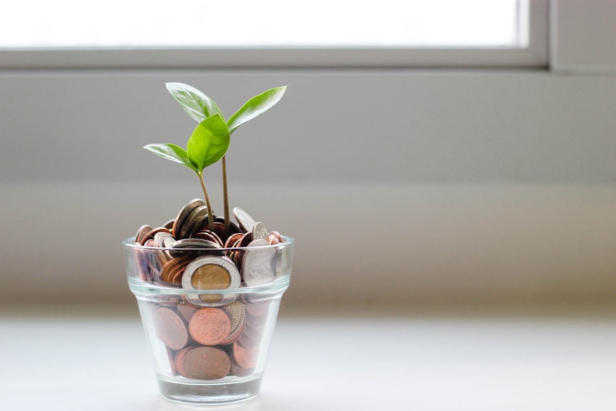Older and younger person comparing retirement savings timelines side by side