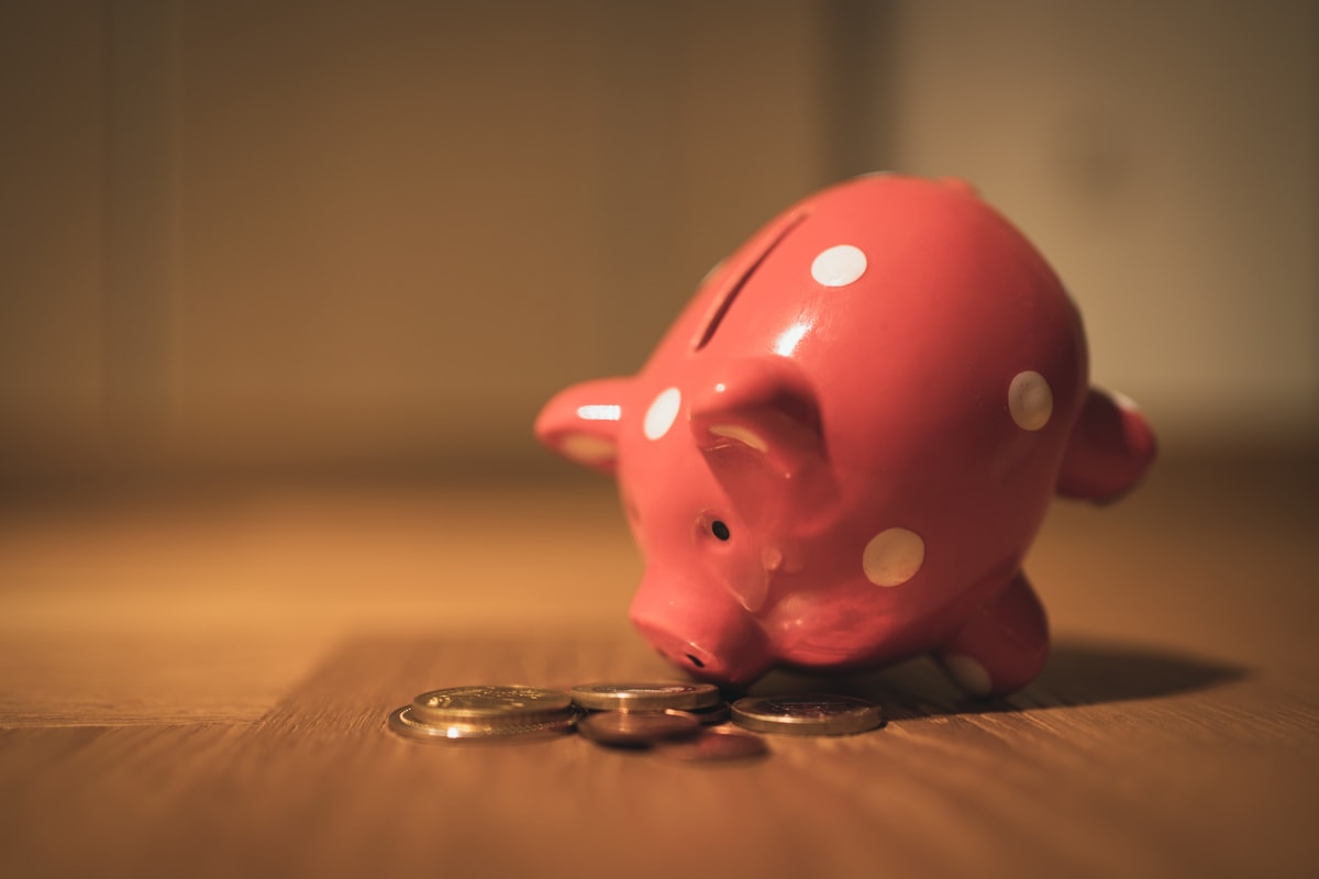 Piggy bank next to retirement savings jar showing long term wealth building for retirement